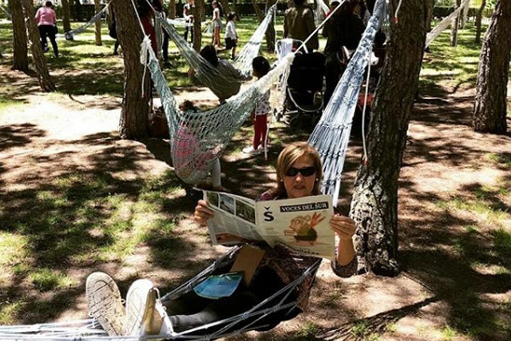 Une femme qui lit son journal dans un hamac à Madrid