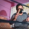 Martha, artisane du Mexique, qui fabrique un hamac noir à son domicile