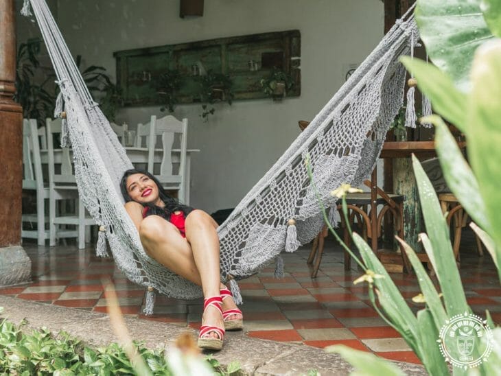Hamac traditionnel du Nicaragua XL en coton gris vue de coté avec une femme allongée