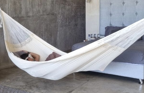 photo d'un hamac mexicain en blanc dans une chambre : Un lit d’appoint pratique et modulable