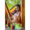 hamac chaise XL de Colombie multicolore avec vue de face avec une fille assise à l'intérieur