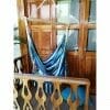 hamac chaise XL de Colombie bleue, blanc et noire vue de coté sur un balcon en bois