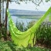 hamac XL traditionnel vert en coton du Nicaragua vue de coté devant le lac de Masaya