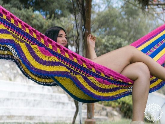 hamac XL traditionnel multicolore du Nicaragua vue de coté avec une femme assise