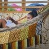 hamac XXL Premium de Colombie multicolore vert et marron vue de face avec une femme allongée qui lit à l'intérieur