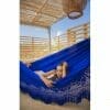 hamac XXL Premium de Colombie couleur bleu foncé avec une femme allongée à l'intérieur vue de coté
