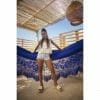 hamac XXL Premium de Colombie couleur bleu foncé avec une femme debout devant le hamac vue de face et de loin