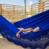 hamac bleu foncé XXL Premium de Colombie vue de face en gros plan avec une femme qui dort à l'intérieur