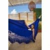 hamac bleu foncé XXL Premium de Colombie vue de coté avec une femme allongée