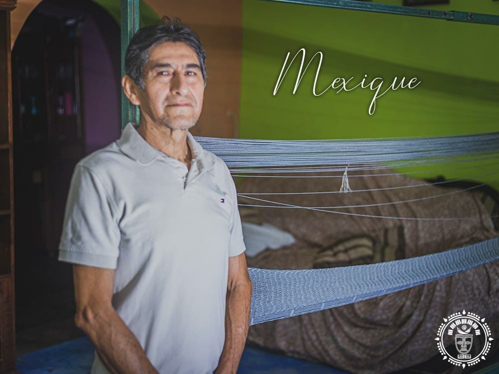 présentation d'un tisserand mexicain à son domicile devant son métier à tissé