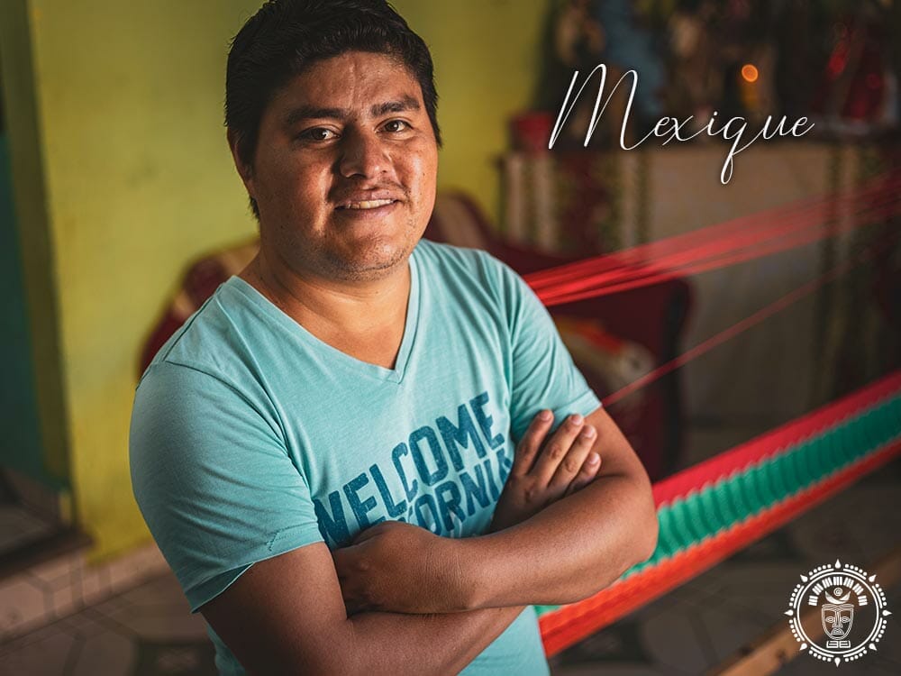 Présentation d'un artisan au Mexique qui croise les bras