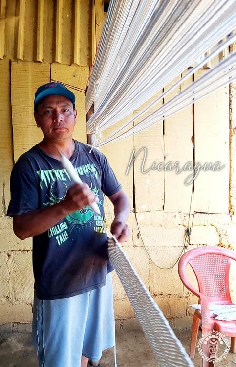 Artisan qui tisse un hamac du Nicaragua, à domicile