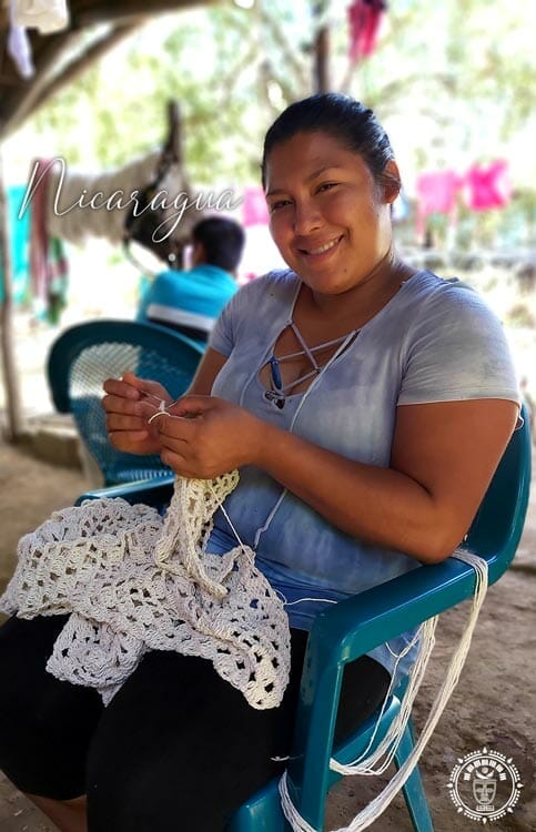 Femme assise qui tisse les franges d'un hamac du Nicaragua
