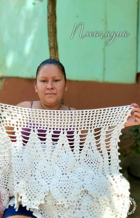 Femme assise qui présente une frange d'un hamac du Nicaragua