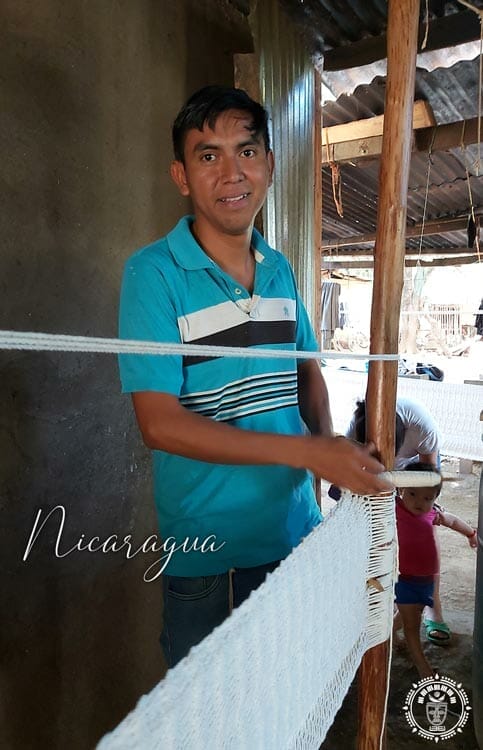 Artisan qui tisse un hamac du Nicaragua, vue de coté