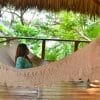 hamac à barre de luxe du Nicaragua vue de face du hamac entier avec une femme allongée à l'intérieur