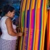 artisane Colombienne qui tisse un hamac Colombien Multicolore vue de coté