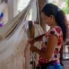 artisane Colombienne qui tisse les franges en macramé d'un hamac artisanal