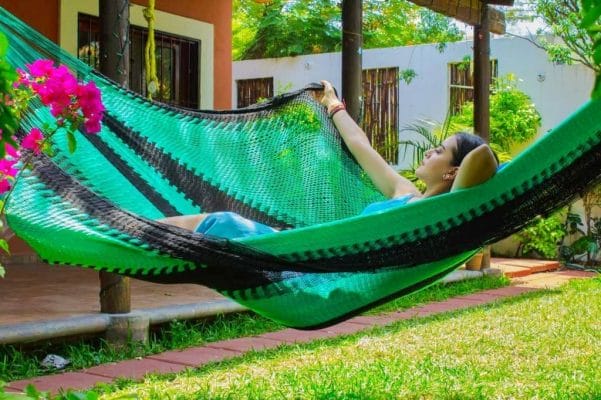 photo d'une femme allongée dans un hamac Mexicain vert et noir 