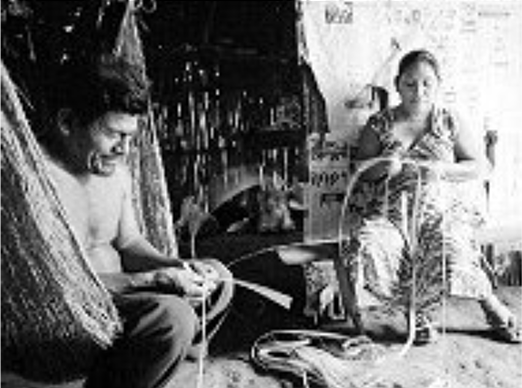 un couple d'Indiens Chontal tissant des palmes sur des hamacs. Tabasco (Mexique), 1970