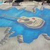 photo d'une guitare peinte dans le sol du centre ville de Matala