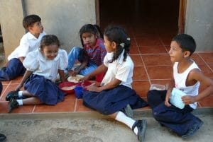Des enfants du Nicaragua dans la cour de l'école en uniformes. photo pour l'article " nos hamacs issus du commerce "équitable