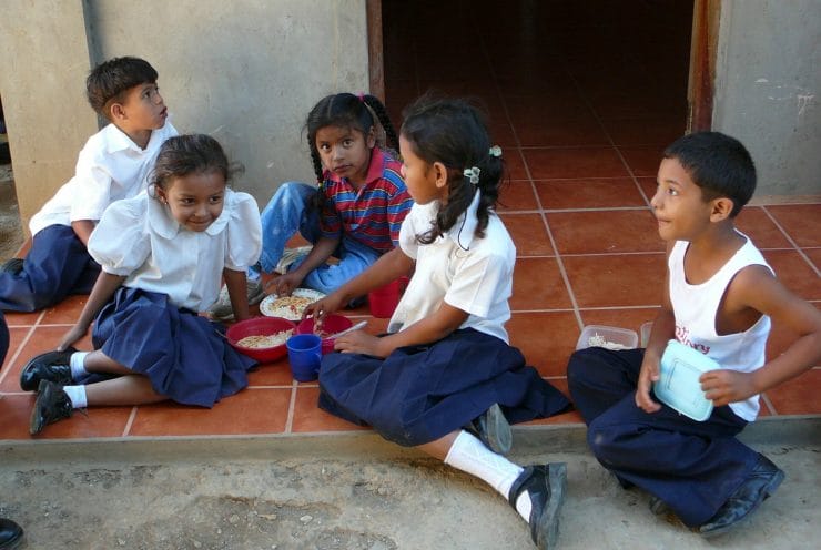 Des enfants du Nicaragua dans la cour de l'école en uniformes. photo pour l'article " nos hamacs issus du commerce "équitable