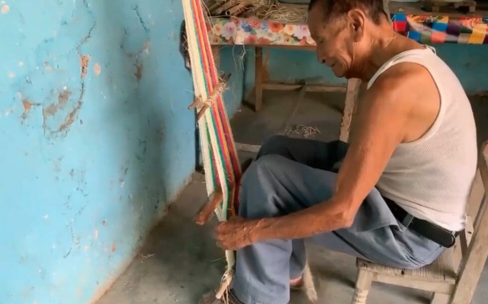 Gustavo Morales Morales un artisan qui tisse un hamac