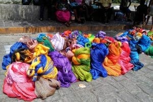 hamacs mexicains colorés par terre sur un marché
