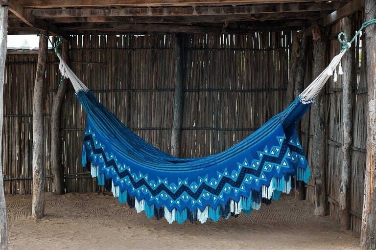 hamac wayyu de couleur bleu prise de face dans un ranch en Colombie