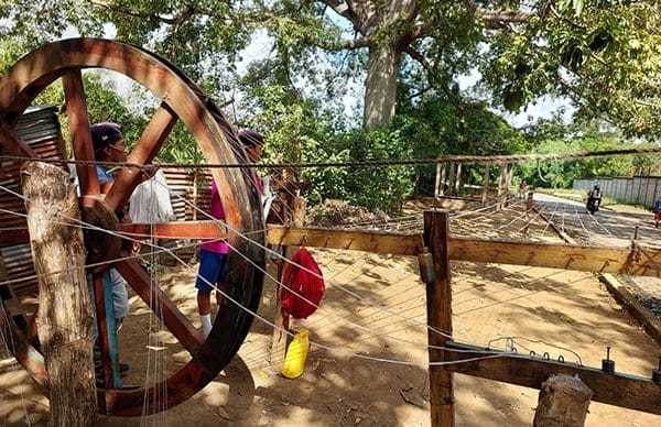 torsion du fil de coton à l'aide d'une roue en bois sur pour la fabrication de hamacs artisanaux