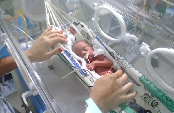 photo d'un bébé prématuré à l'intérieur d'un mini hamac dans les hôpitaux d'Amérique latine