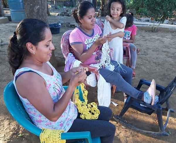 Artisans au Nicaragua qui fabrique un hamac pour chat